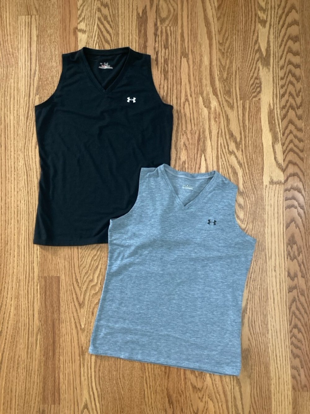 UnderArmour 2 V-Neck Athletic Tank Tops Black Gray Sleeveless Women’s Size XS